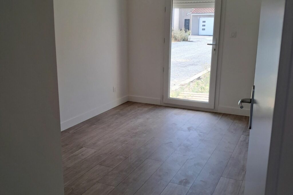 chambre spacieuse avec sol parquet stratifié