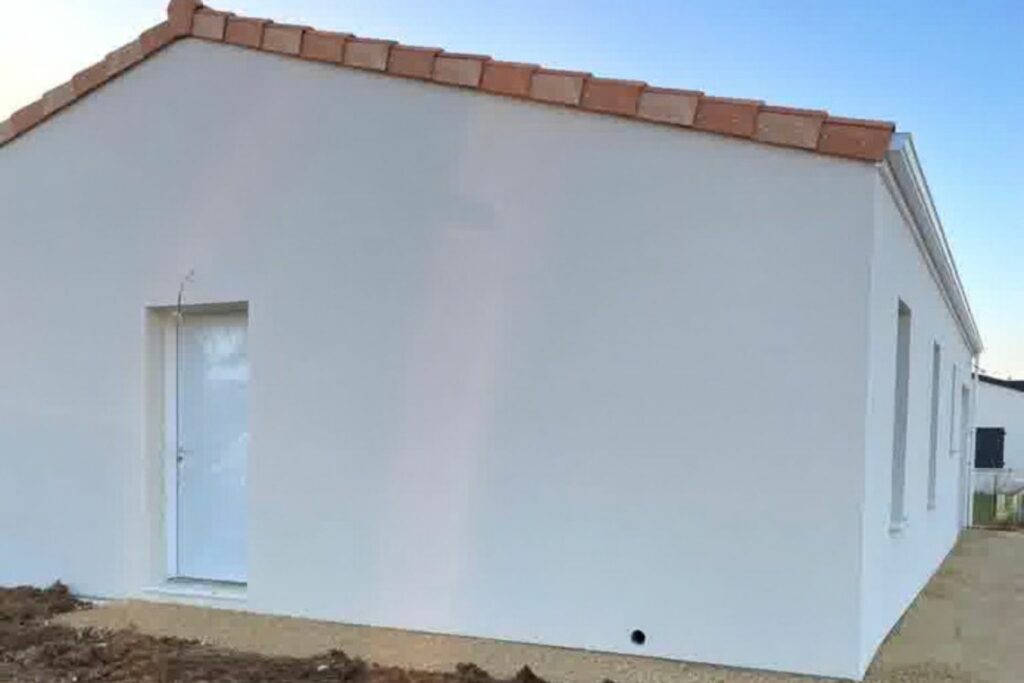 construction maison neuve avec menuiseries blanches