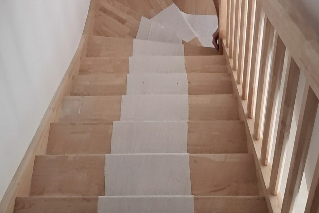 escalier en bois dans maison neuve