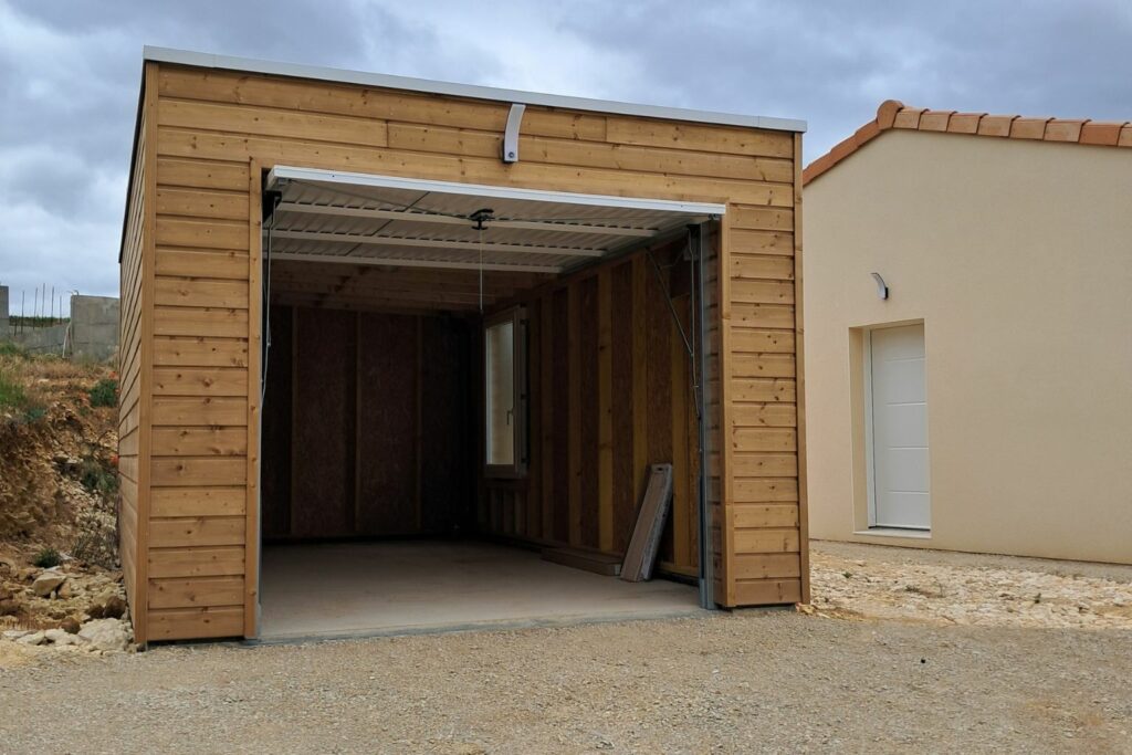 garage indépendant de la maison neuve en bois