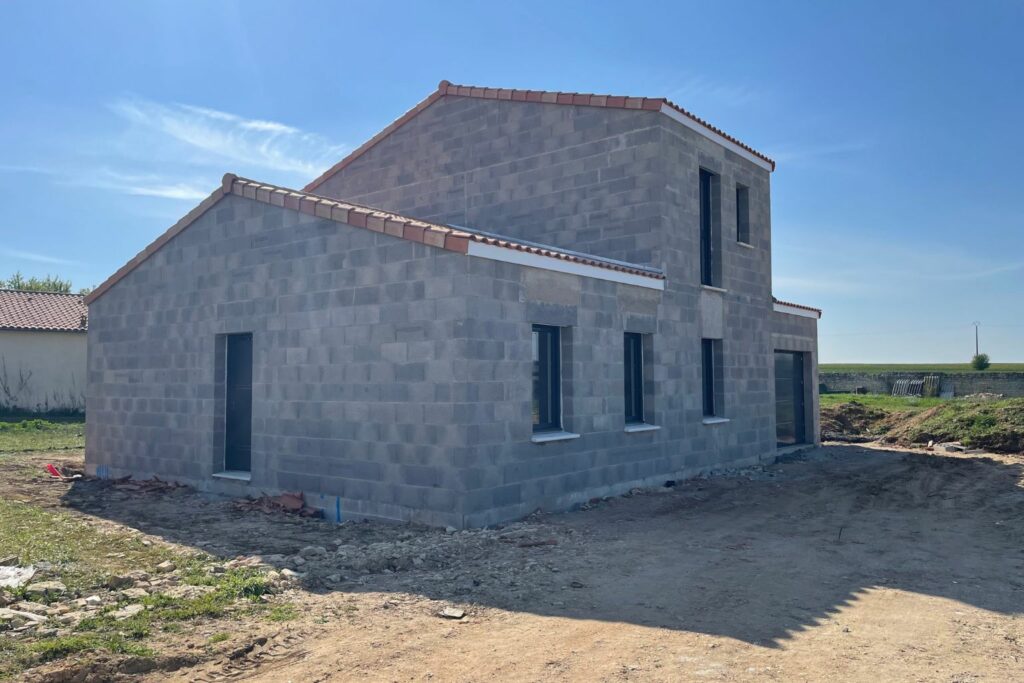 maison en travaux toit en tuile terminée grande maison