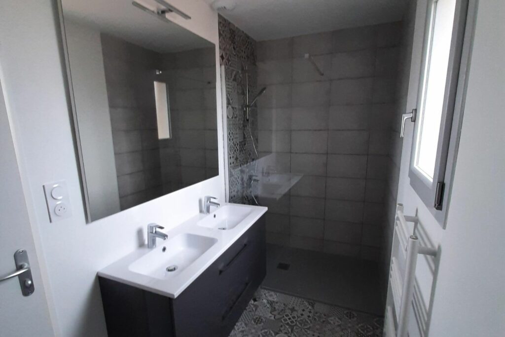 salle de bain intemporel dans maison neuve