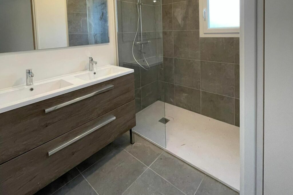 salle de bain tendance équipée