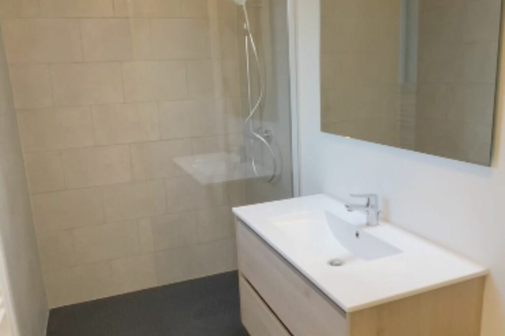 salle de bain toute équipée